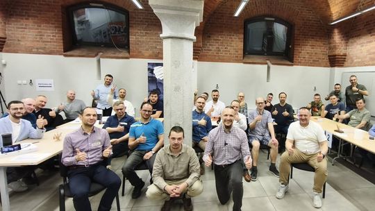 30 facetów przyszło go posłuchać. Po co?