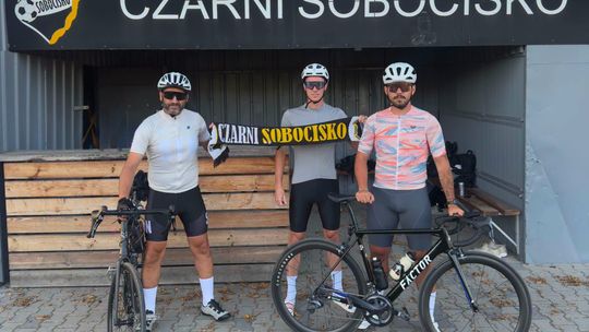 500 kilometrów dla Przemka. Zawodnicy Czarnych Sobocisko ruszyli rowerami do Kołobrzegu