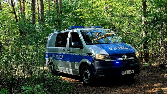 74-letni grzybiarz stracił orientacje w lesie. Pomogły służby