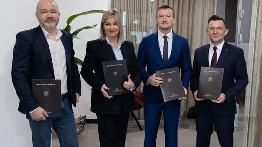 Akt notarialny podpisany. Spółka "Jelcz" kupiła działkę pod budowę fabryki