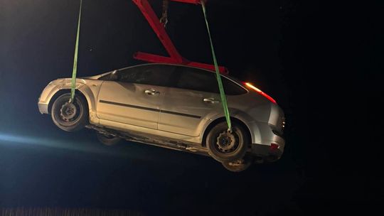 Auto spadło z mostu na remontowanej drodze