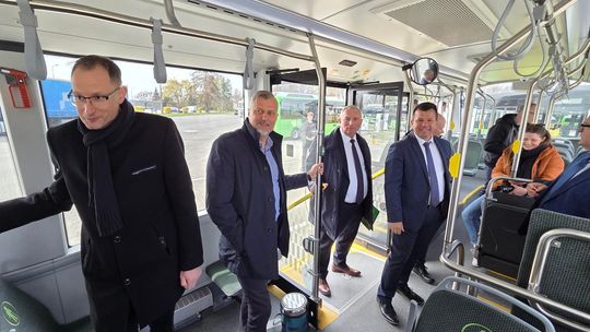 Autobusy "z przyklękiem" i ładowarkami - przekazane i już jeżdżą