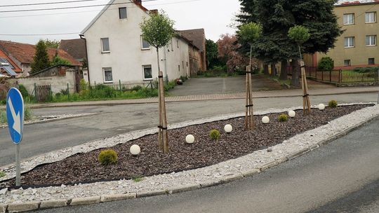 Centrum tej wioski wypiękniało. Na cmentarzu też ładniej
