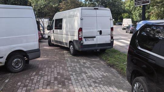 CZYTELNIK: - Dwukrotnie byłbym potrącony podczas cofania busów