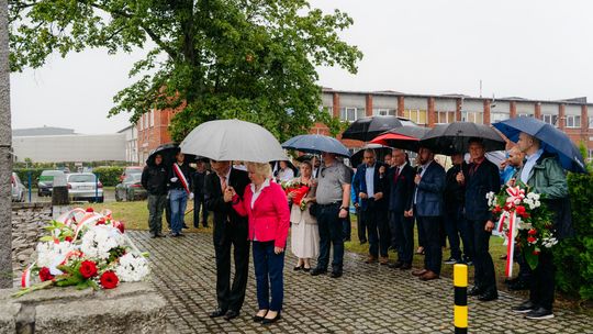 Deszczowe obchody pod Krzyżem Solidarności