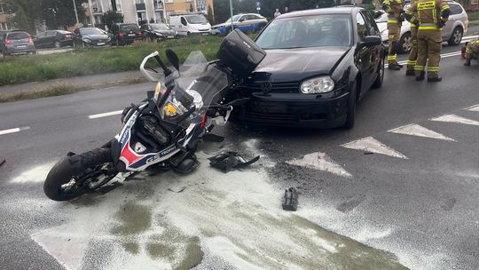 Groźny wypadek na Wiejskiej. Motocyklista z poważnymi obrażeniami