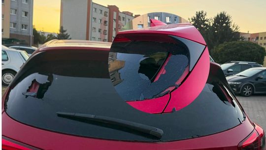 Ktoś uszkodził Mazdę. Widziałeś coś? Zgłoś!