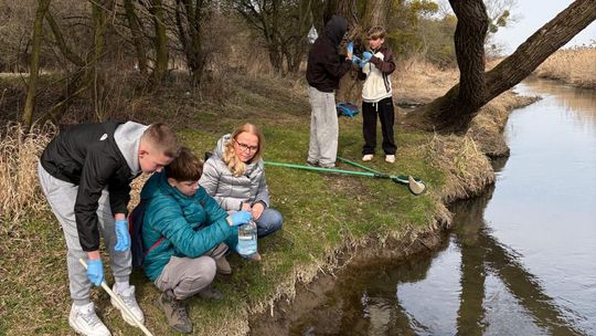 Młodzież czuwa nad jakością wody w Oławie