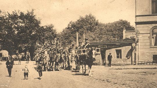 OŁAWA Brązowi huzarzy na srokaczach (1)