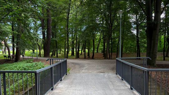 OŁAWA Mostek Miłości w Parku Miejskim - można wieszać klódki