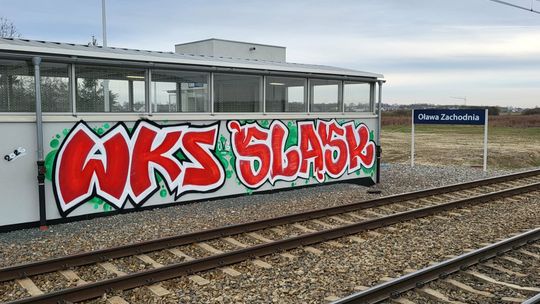 OŁAWA Najpierw wybita szyba, a teraz takie "malowidło"