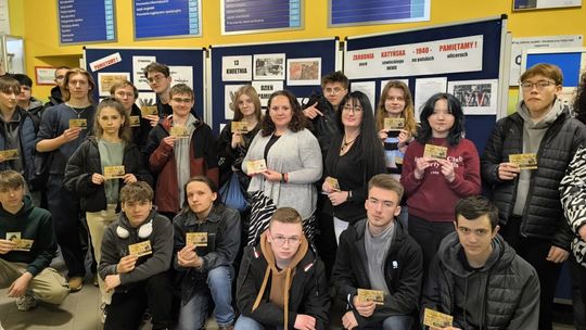 Pamiętali o Katyniu: „Guziki nieugięte” w Zespole Szkół im. Zjednoczonej Europy w Oławie