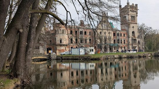 Polecamy niedzielne zwiedzanie pałacu w Kopicach