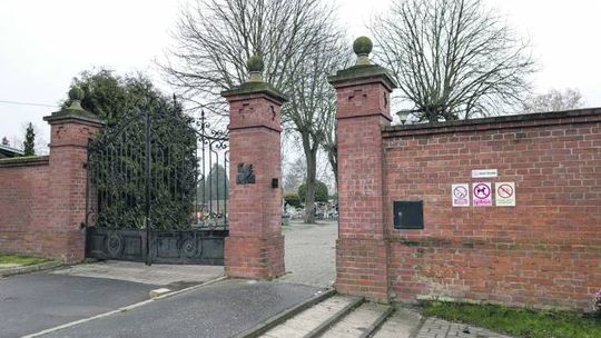 Ponad 280 tys. zł na sprzątanie i zarządzanie cmentarzami. Za dużo?