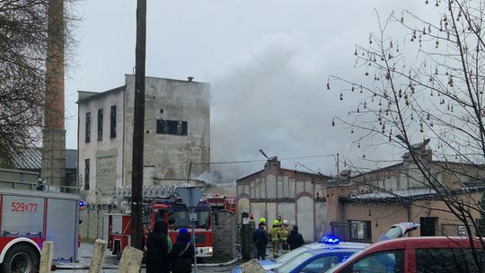 Gęsty dym nad Oławą. Wybuchł pożar w starej papierni