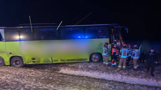 Przebił oddzielajace bariery i wpadł na pas zieleni. Na pokładzie było 44 pasażerów