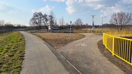 Ścieżka rowerowa wzdłuż Rybackiej już na finiszu. - A co z tym zjazdem? - pyta radna
