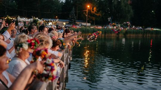 Śpiewy, tańce i puszczanie wianków. Noc Świętojańska w Jelczu-Laskowicach [ZDJĘCIA]