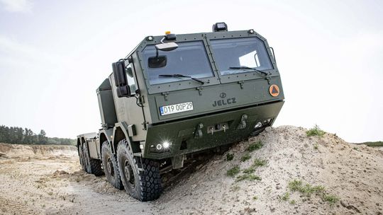 Spółka "Jelcz" korzysta z pieniędzy z SAFE. Podpisano dwa aneksy