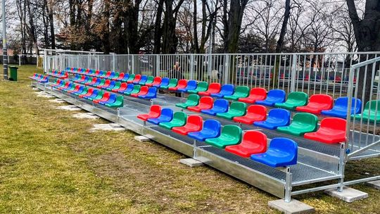 Stadion miejski ma dwie nowe trybuny, a kibice... kolorowy problem