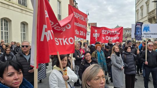 Szpital w Oławie też nie chce umierać na kolanach. Protest w Warszawie