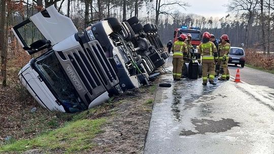 Tir z pralkami w rowie. Droga za Janikowem częściowo zablokowana