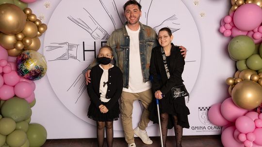 To dla Nich śpiewał Kamil Bednarek na balu, na którym zebrano 38.250 zł! (GALERIA)