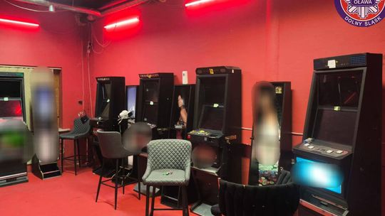 W ręce Policji wpadły nielegalne automaty do gier i sporo gotówki