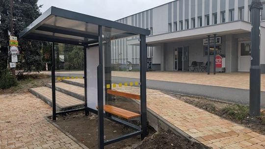 Wiata autobusowa na dworcu niby jest, ale... usiądą dwie osoby