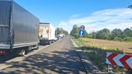 Wielki korek na drodze z Oławy do Janikowa. O co chodzi?