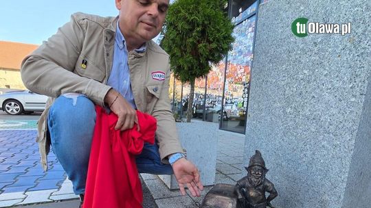 Wrocławski krasnal zamontowany i uroczyście odsłonięty (FILMIK)