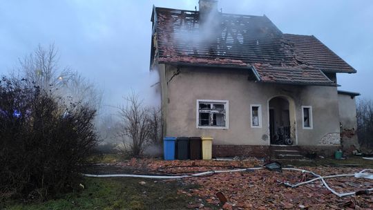 Wybuch w domu w Owczarach. 14 zastępów walczyło z pożarem
