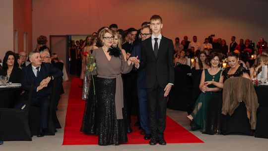 Zobacz 100 najlepszych zdjęć z tegorocznej studniówki CKZiU w Oławie (GALERIA)