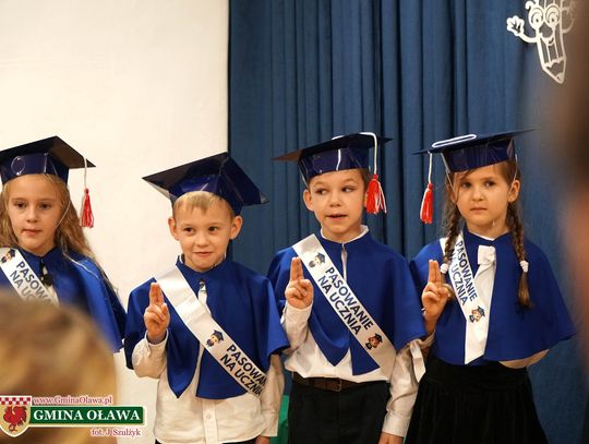 15 pierwszoklasistów po pasowaniu