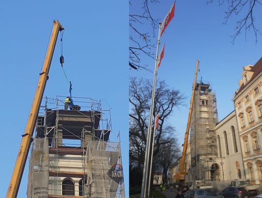 Krzyż z kapsułą czasu zamontowany