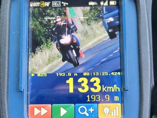 2,5 tys. złotych mandatu i zabrane prawo jazdy. Jechał ponad 130 km/h