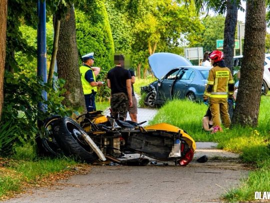 26-latek z naszego powiatu w BMW wyprzedzał ciąg pojazdów i zderzył się z motocyklem