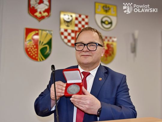 Marek Szponar z pamiątkowym medalem