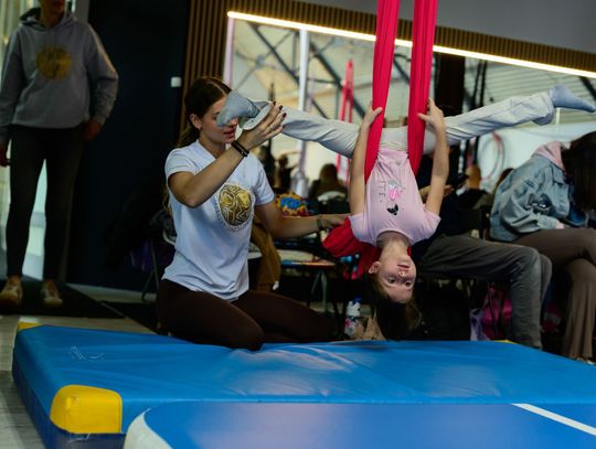 Akrobatyczne zawody mikołajkowe z Grupą Magnifica