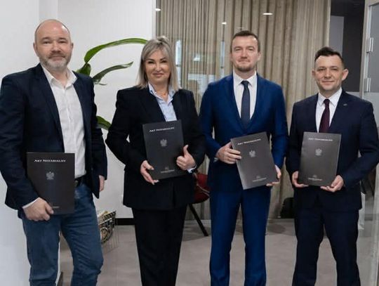 Akt notarialny podpisany. Spółka "Jelcz" kupiła działkę pod budowę fabryki Akt notarialny podpisany. Spółka "Jelcz" kupiła działkę pod budowę fabryki