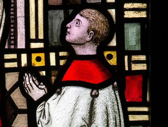 Alba czy komża? Jak dobrać strój służby liturgicznej w parafii