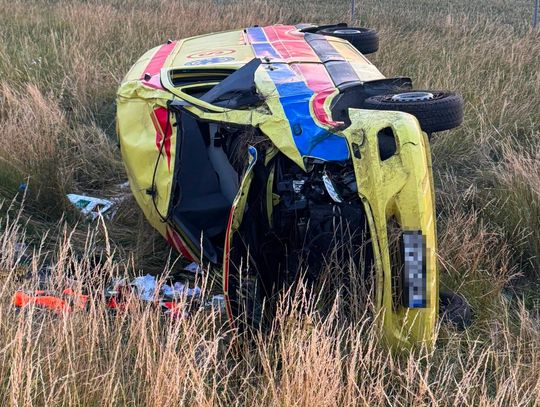 Ambulans dachował, czterech ratowników trafiło do szpitala