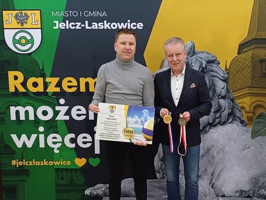 Artur z nagrodą i gratulacjami