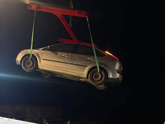 Auto spadło z mostu na remontowanej drodze