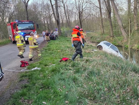 Auto w rowie, kierowca uciekł