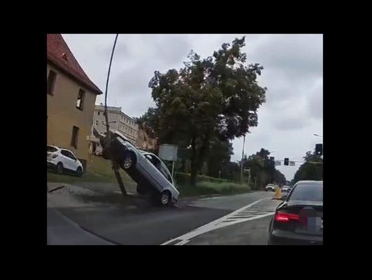 Auto wprost zawiesiło się na lampie