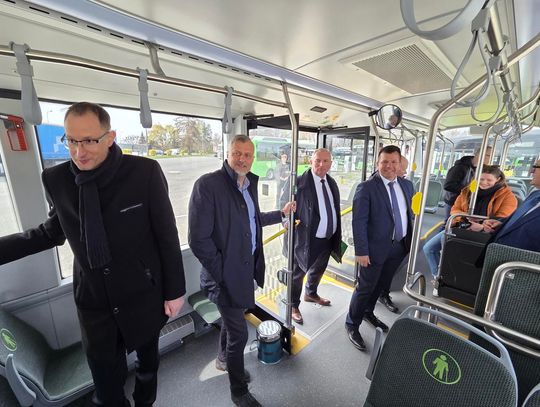 Autobusy "z przyklękiem" i ładowarkami - przekazane i już jeżdżą Autobusy "z przyklękiem" i ładowarkami - przekazane i już jeżdżą