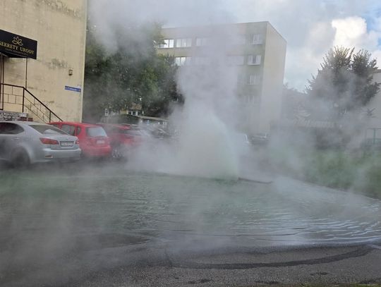 Awaria sieci ciepłowniczej w centrum miasta