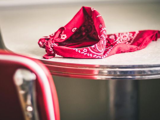 Bandanka z własnym nadrukiem: Uniwersalny gadżet, mobilna reklama i modowy hit