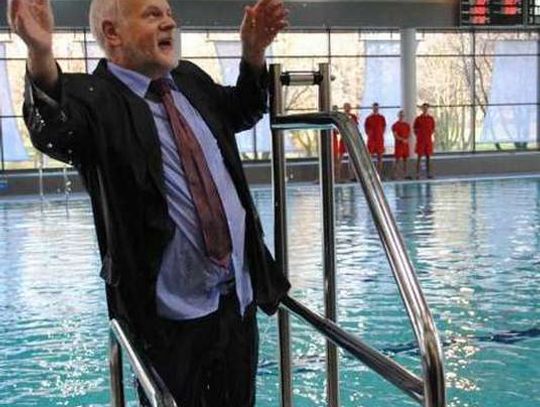 Basen otwarty! Burmistrz wskoczył w garniturze